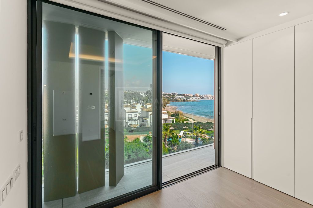 Exclusive Beachfront Duplex Penthouse in The Sapphire, Estepona