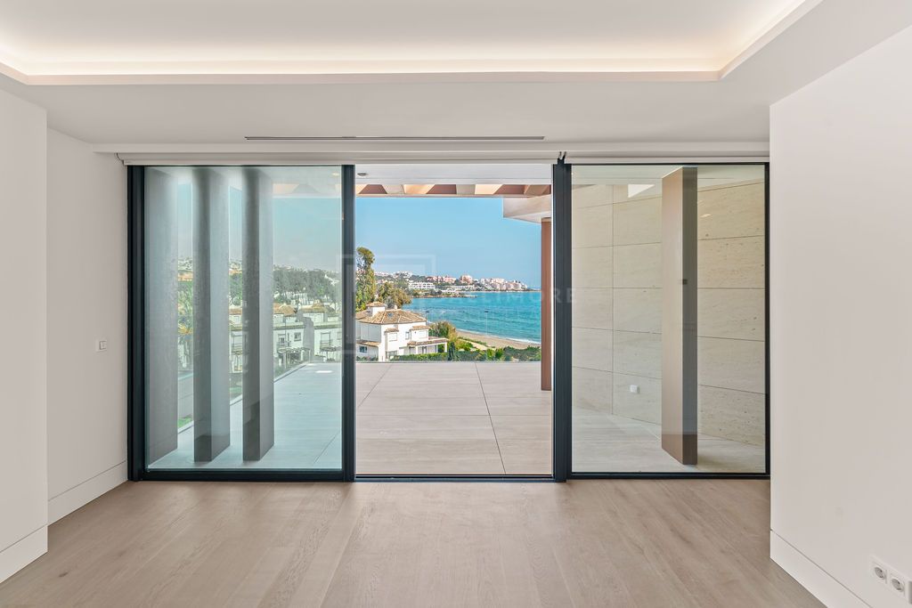 Exclusive Beachfront Duplex Penthouse in The Sapphire, Estepona