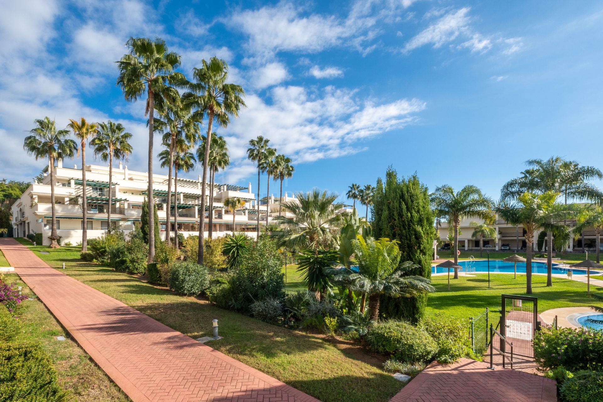 Apartamento de 2 dormitorios con amplia terraza, Nueva Andalucía