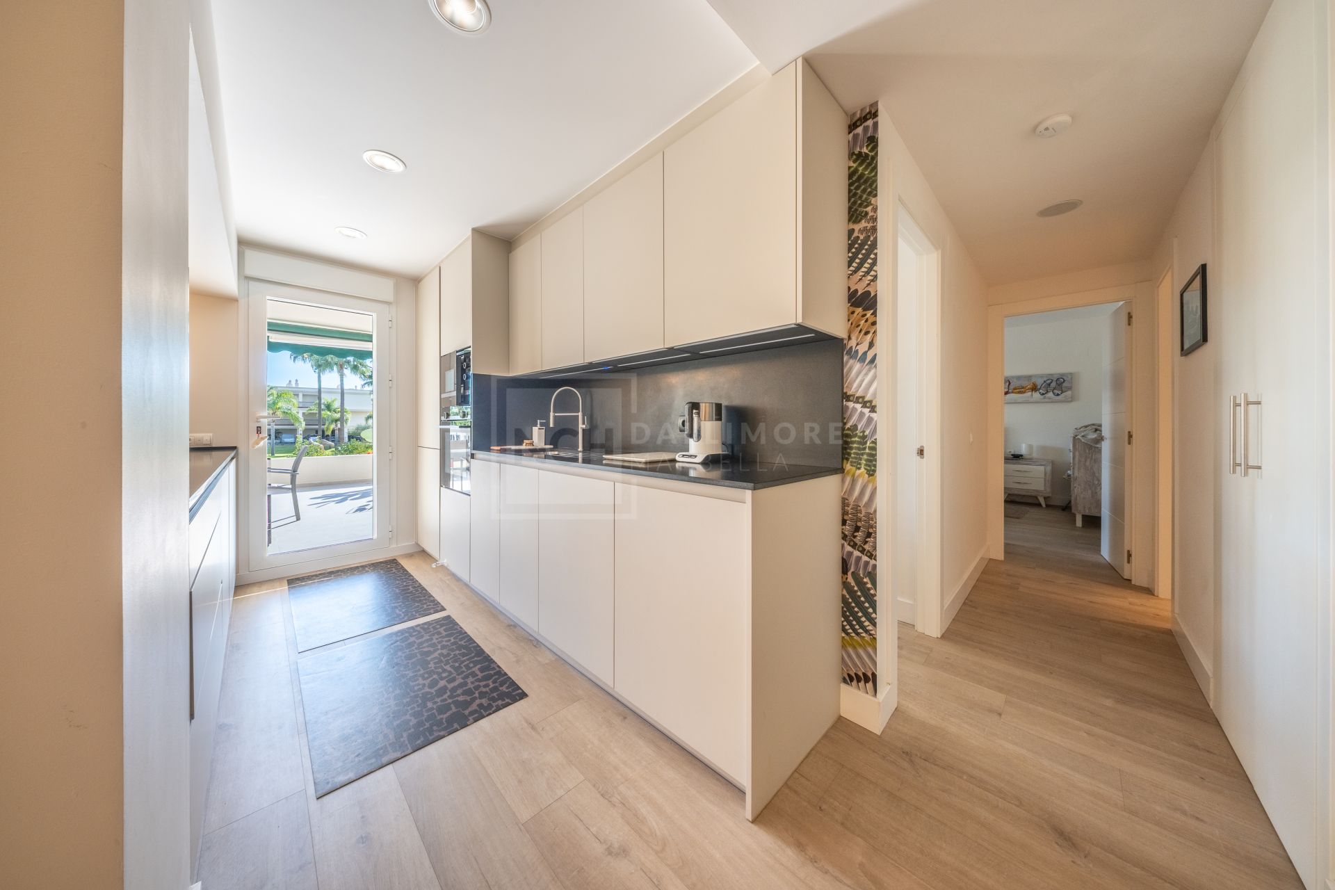 Apartamento de 2 dormitorios con amplia terraza, Nueva Andalucía