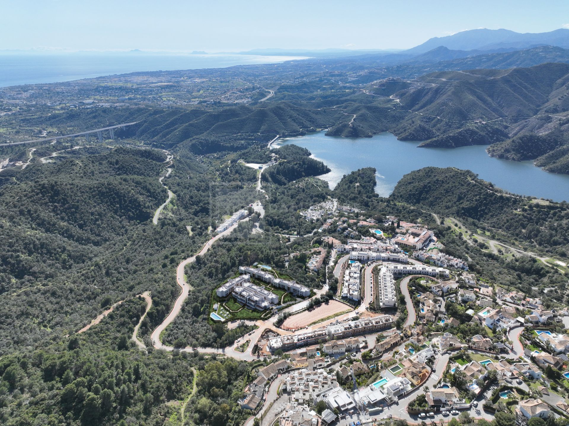 Elegante apartamento en planta baja de 2 dormitorios con vistas panorámicas al lago y a la montaña
