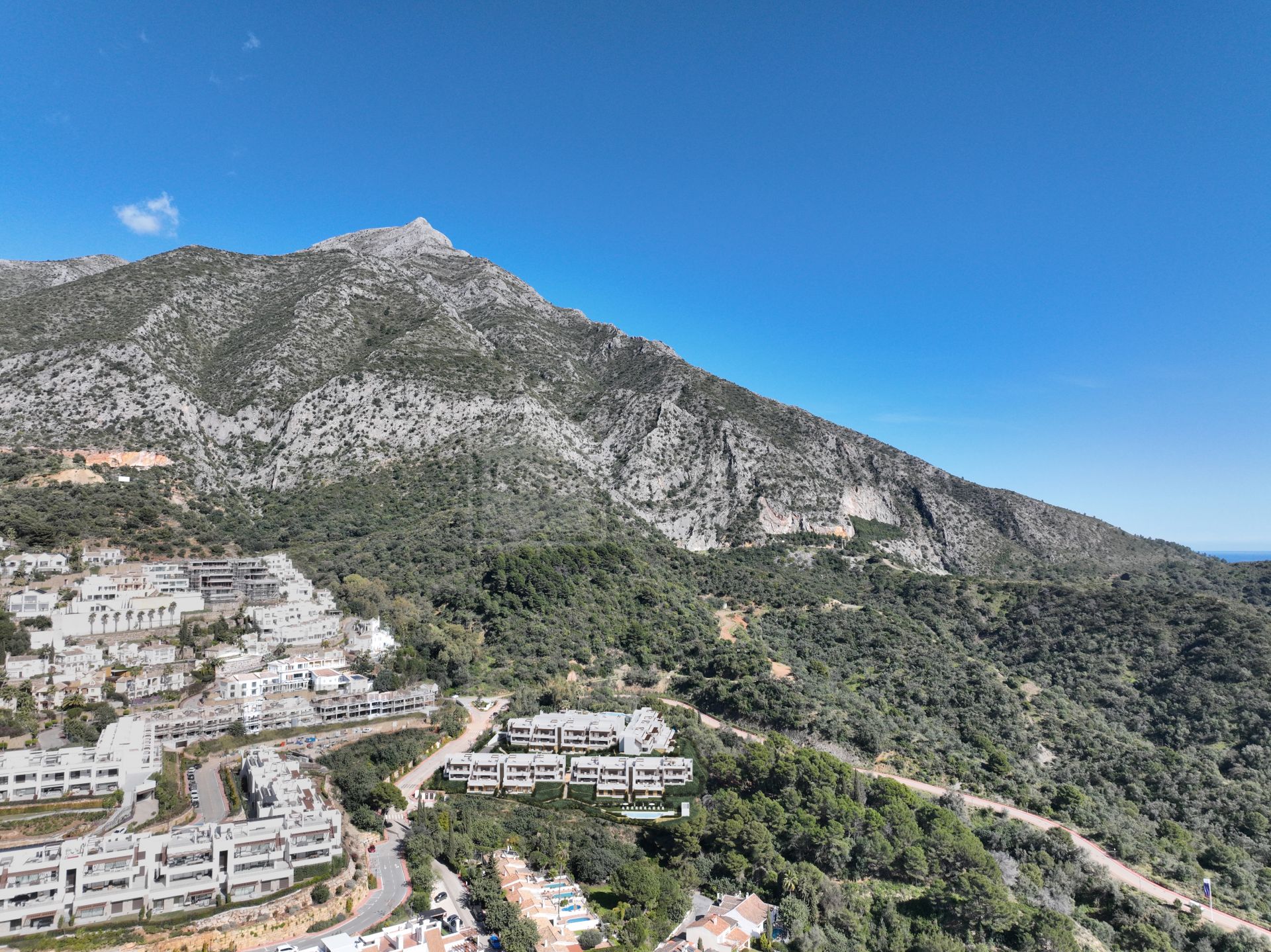 Elegante apartamento en planta baja de 2 dormitorios con vistas panorámicas al lago y a la montaña