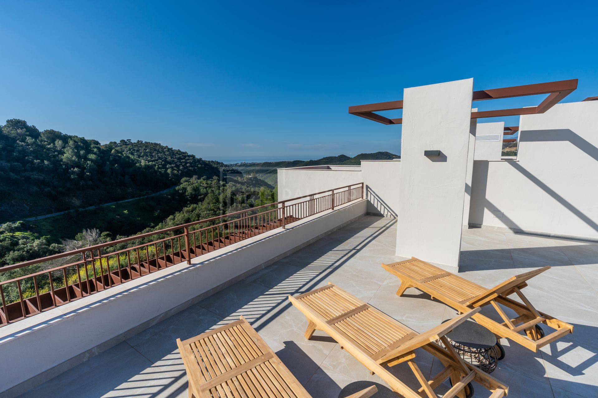 El arte de vivir entre montañas andaluzas y la luz mediterránea