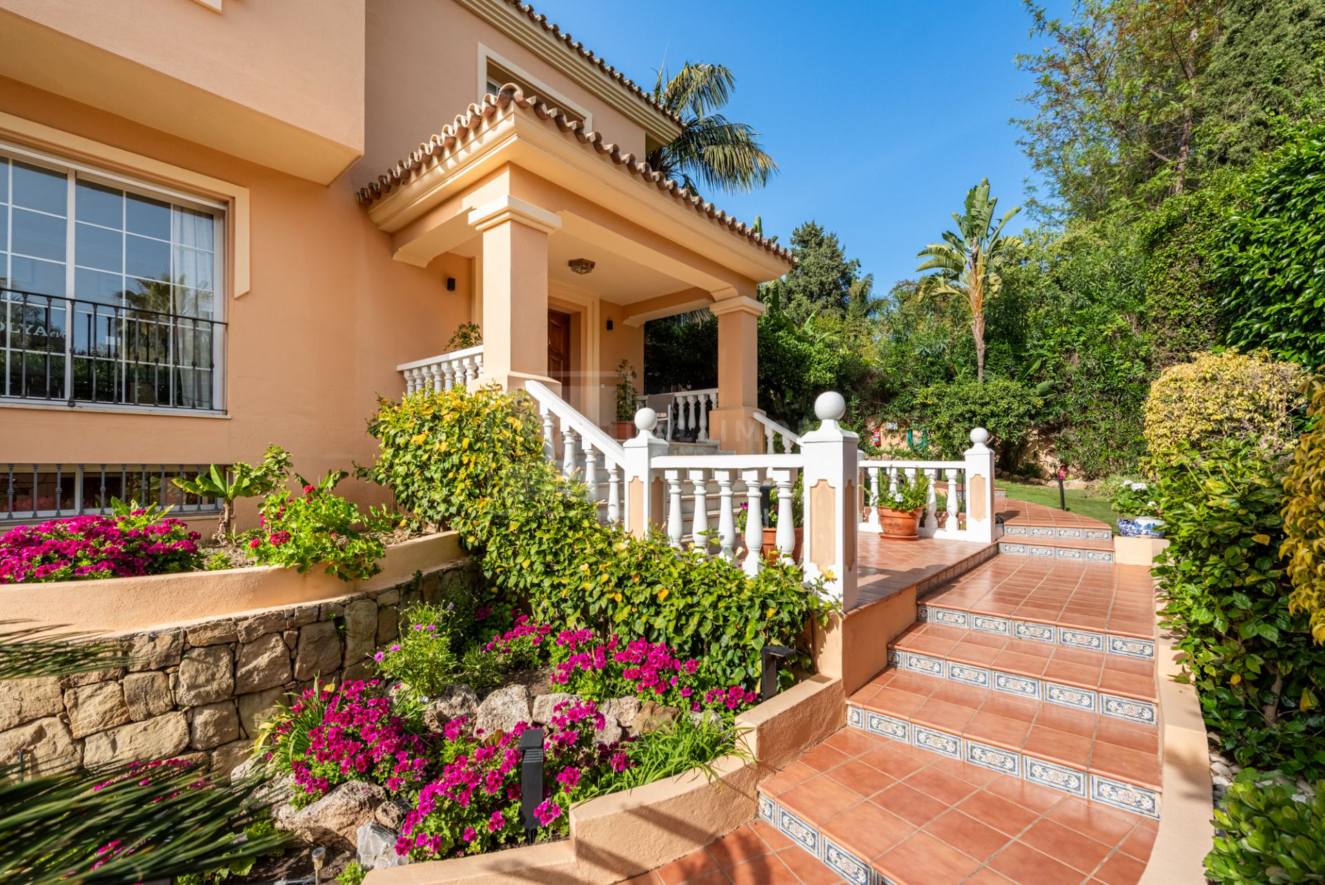 Charming 5-Bedroom Villa in Ayalaya Rio Verde, Marbella