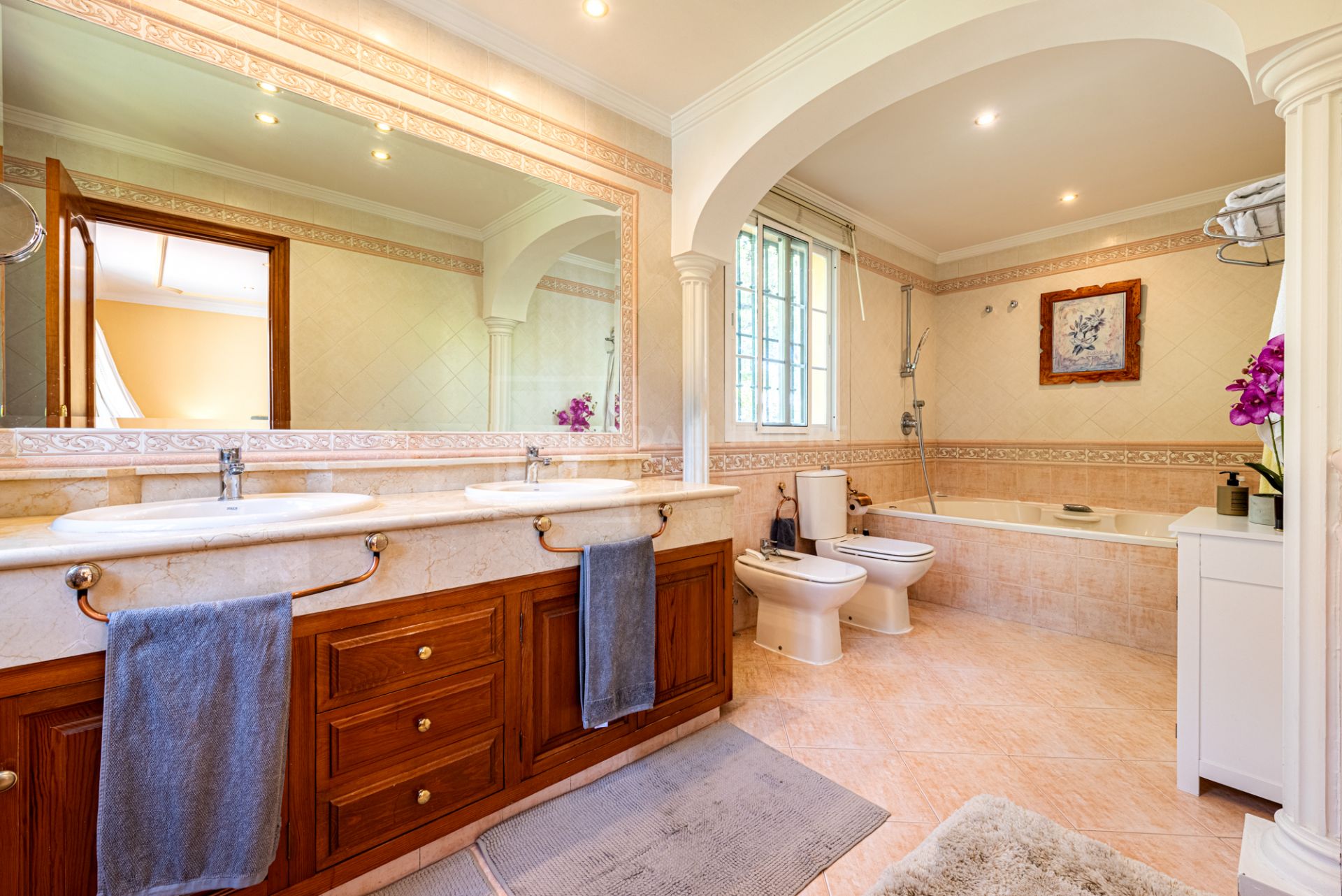 Charming 5-Bedroom Villa in Ayalaya Rio Verde, Marbella