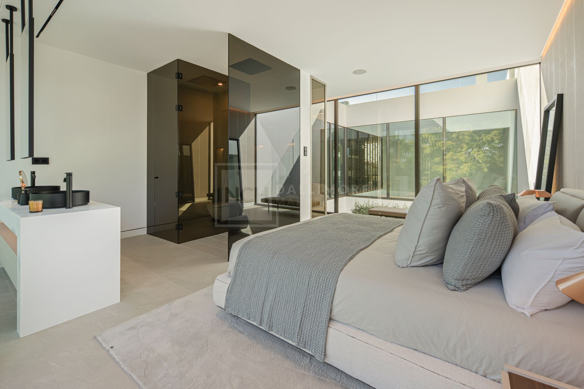 Contemporary Masterpiece With Rooftop Pool In Marbella’s Most Prestigious Golden Mile