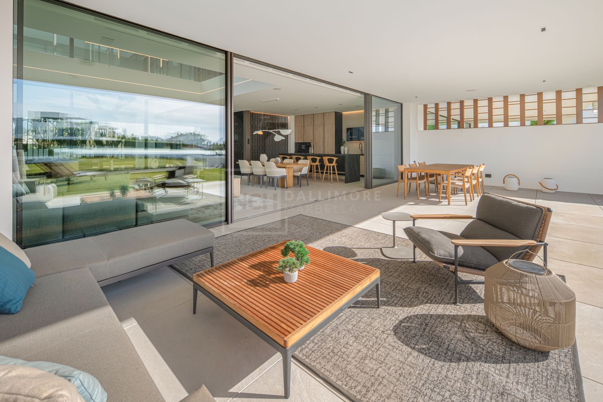 Contemporary Masterpiece With Rooftop Pool In Marbella’s Most Prestigious Golden Mile