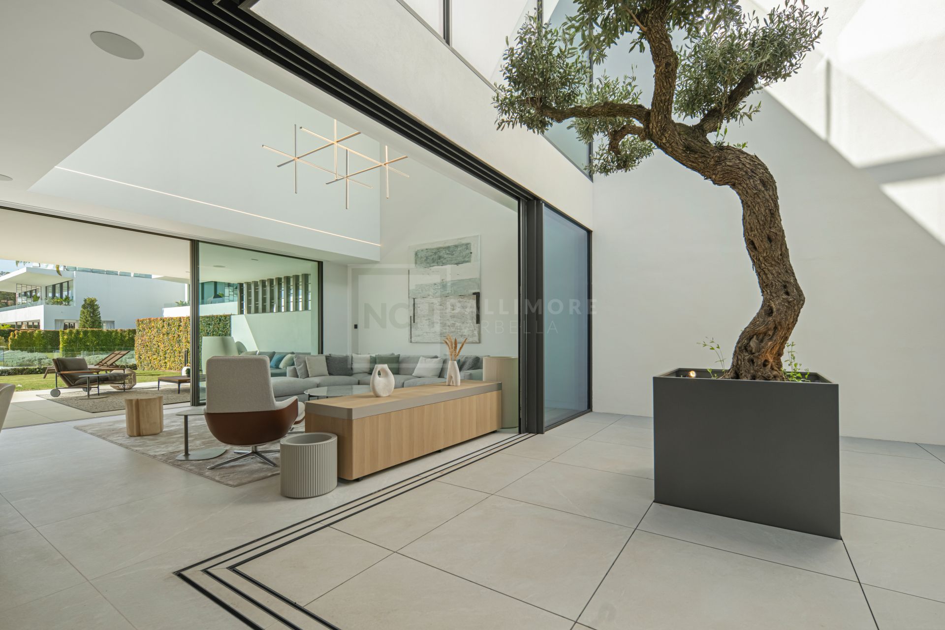 Contemporary Masterpiece With Rooftop Pool In Marbella’s Most Prestigious Golden Mile