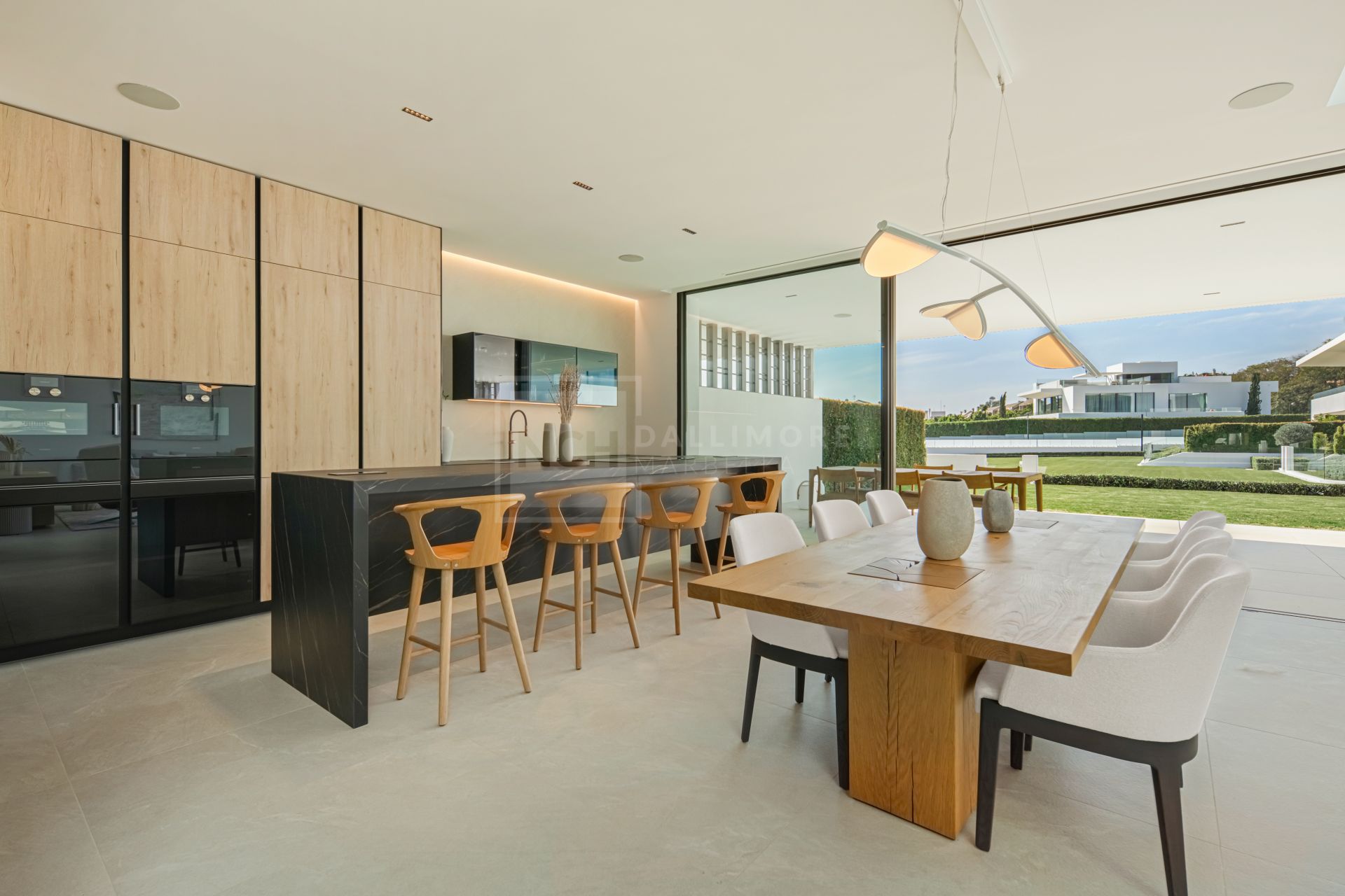 Contemporary Masterpiece With Rooftop Pool In Marbella’s Most Prestigious Golden Mile