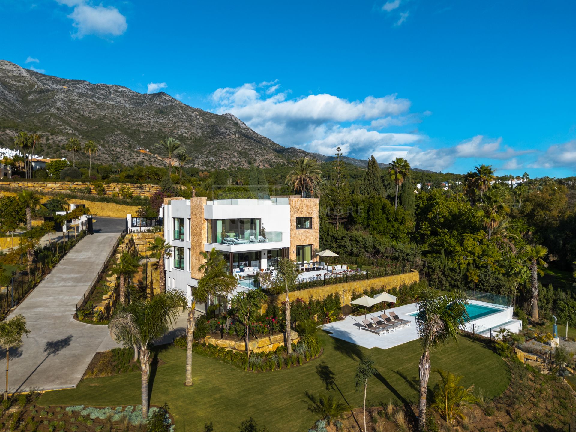 Excepcional Villa Moderna con Área de Bienestar, Sala de Cine y Solárium en la Azotea