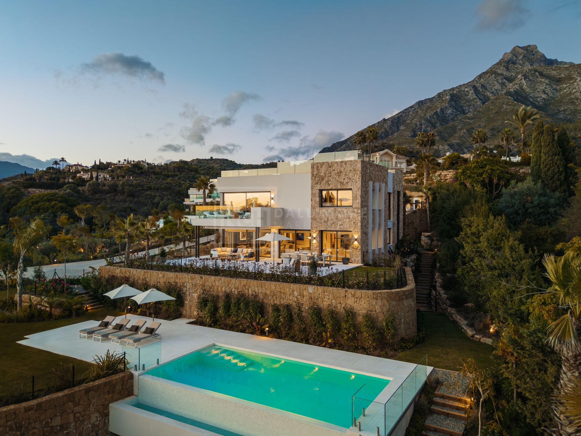 Excepcional Villa Moderna con Área de Bienestar, Sala de Cine y Solárium en la Azotea