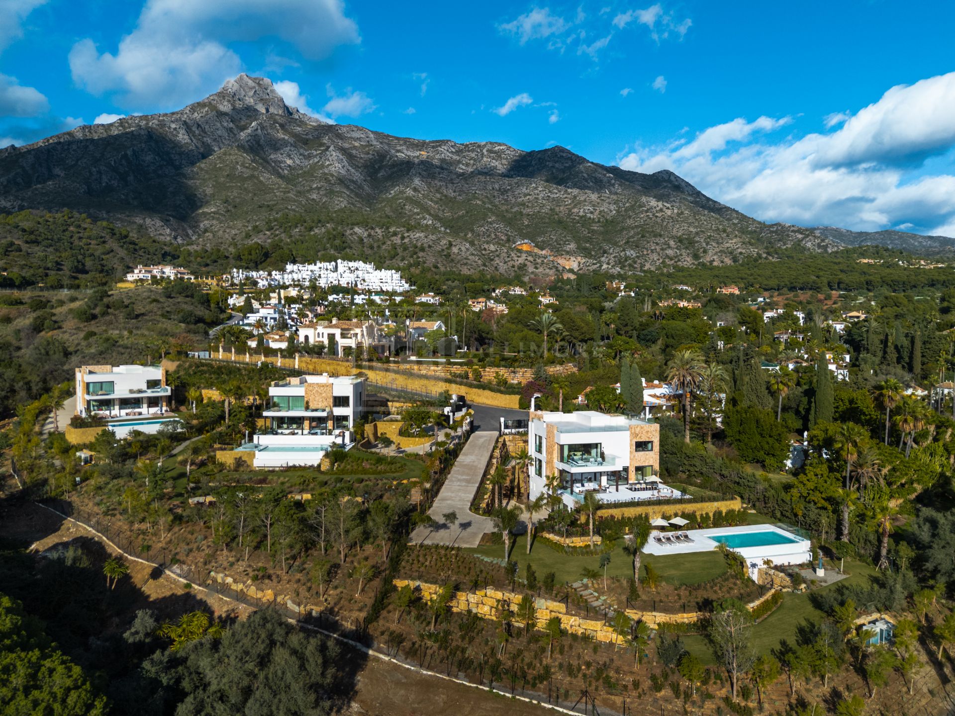 Excepcional Villa Moderna con Área de Bienestar, Sala de Cine y Solárium en la Azotea