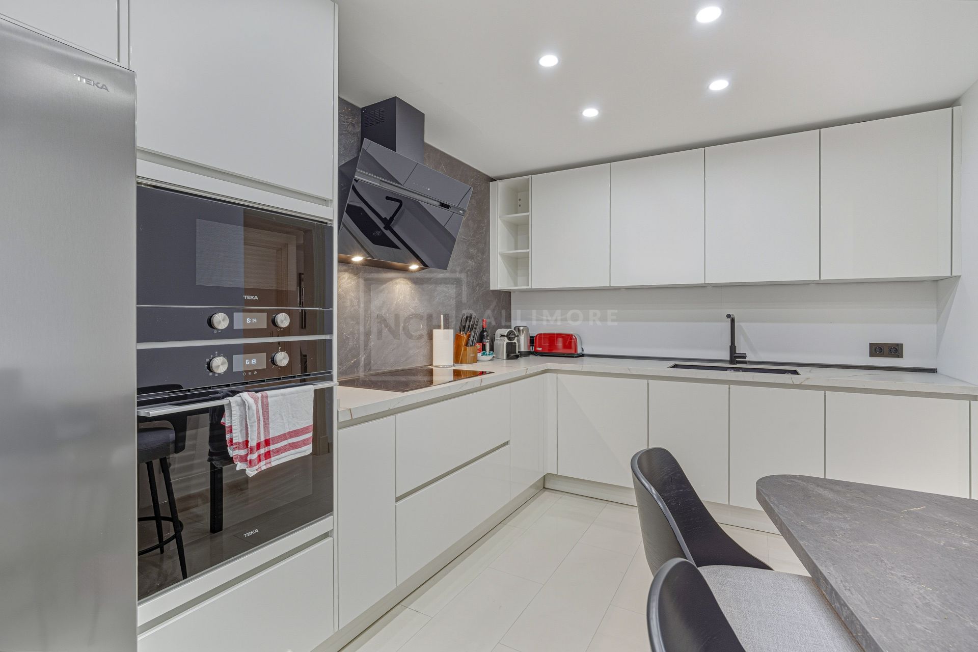 Excellent, fully renovated, three bedroom first floor apartment on Marbella’s Golden Mile