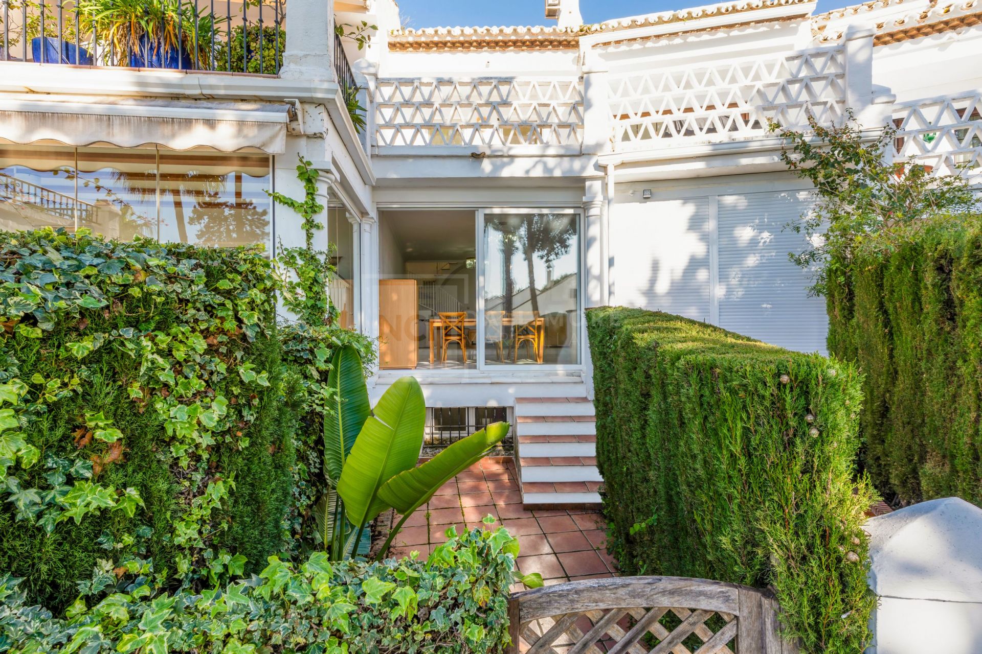 Casa adosada de cuatro dormitorios situada en la comunidad cerrada de Montepiedra , Nagueles dentro de la Milla de Oro, Marbella