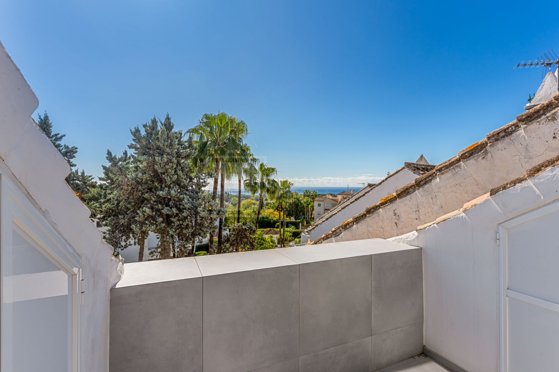 Casa adosada de cuatro dormitorios situada en la comunidad cerrada de Montepiedra , Nagueles dentro de la Milla de Oro, Marbella