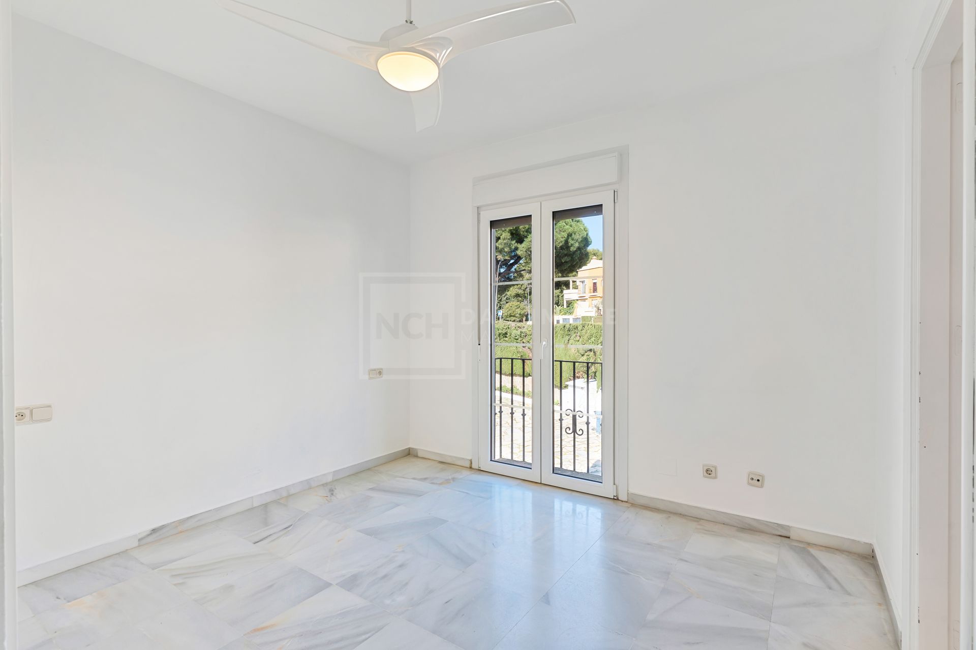 Casa adosada de cuatro dormitorios situada en la comunidad cerrada de Montepiedra , Nagueles dentro de la Milla de Oro, Marbella