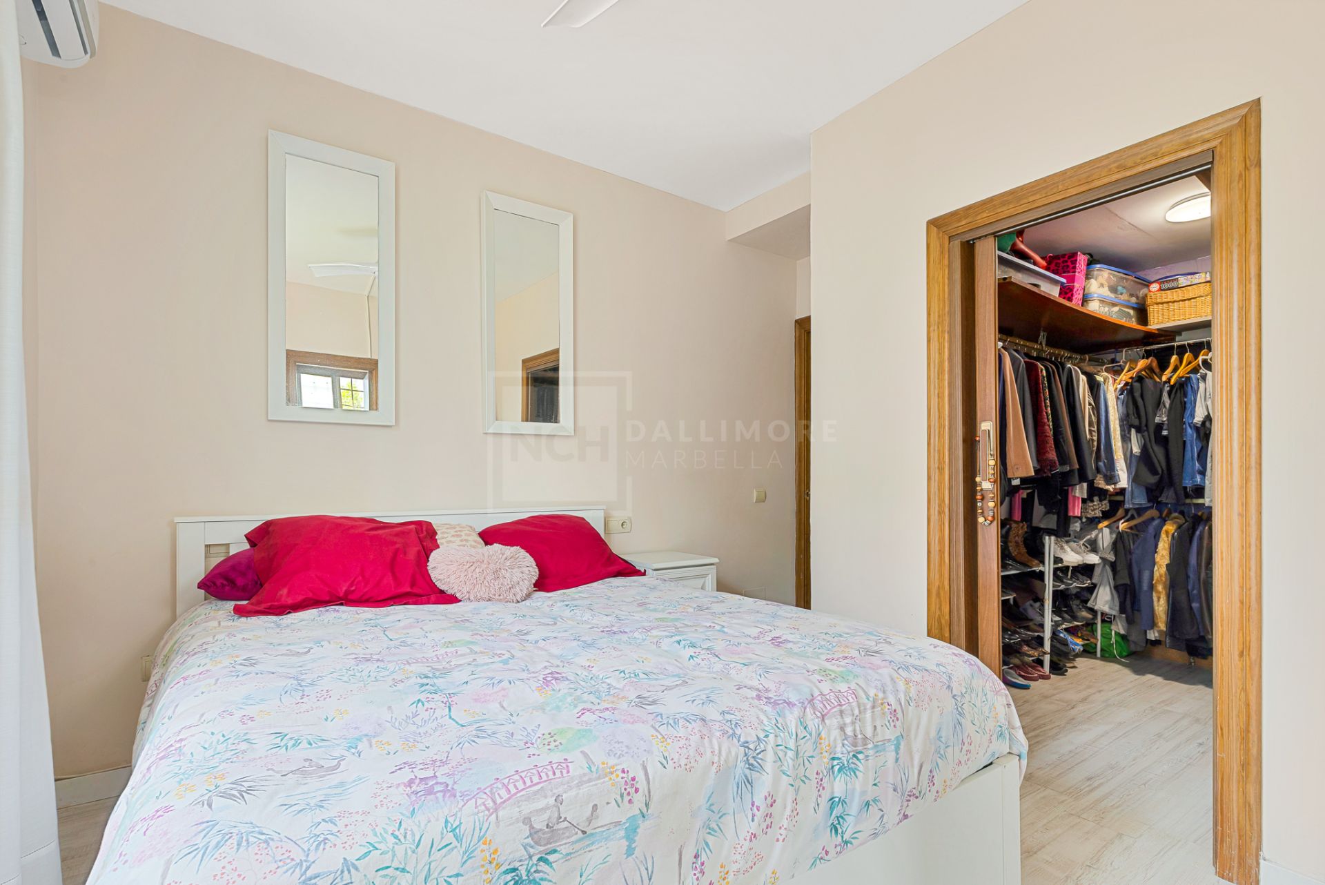 Apartamento en esquina de 4 dormitorios con terraza de 50 m² en la Milla de Oro (Nagüeles).