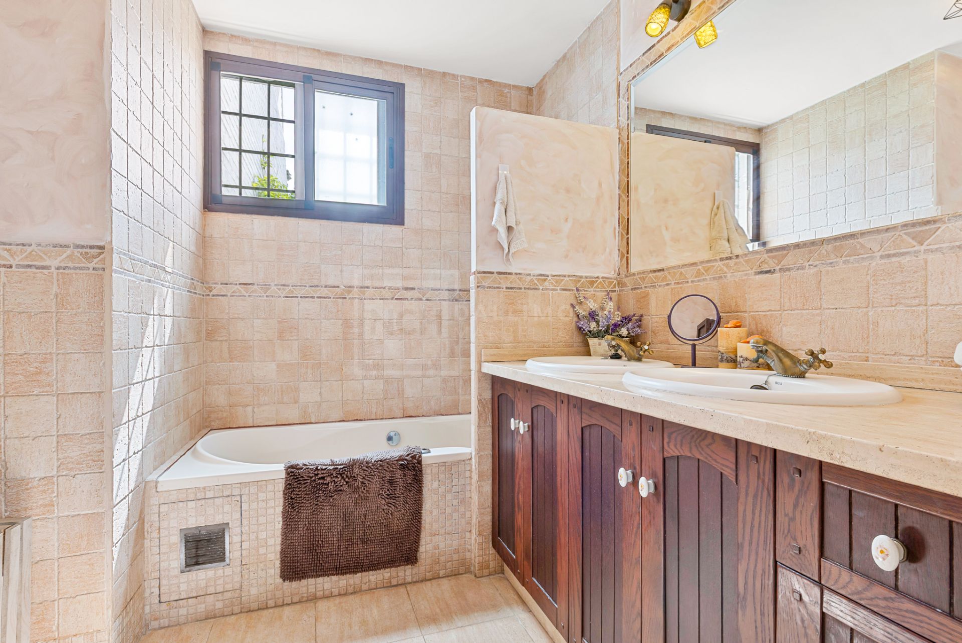 Apartamento en esquina de 4 dormitorios con terraza de 50 m² en la Milla de Oro (Nagüeles).