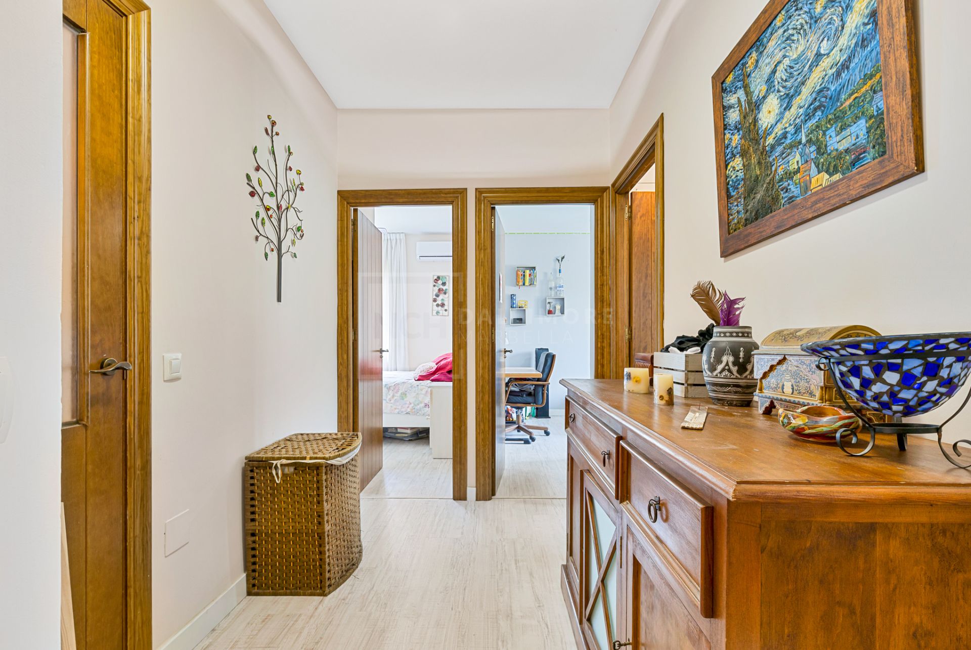 Apartamento en esquina de 4 dormitorios con terraza de 50 m² en la Milla de Oro (Nagüeles).