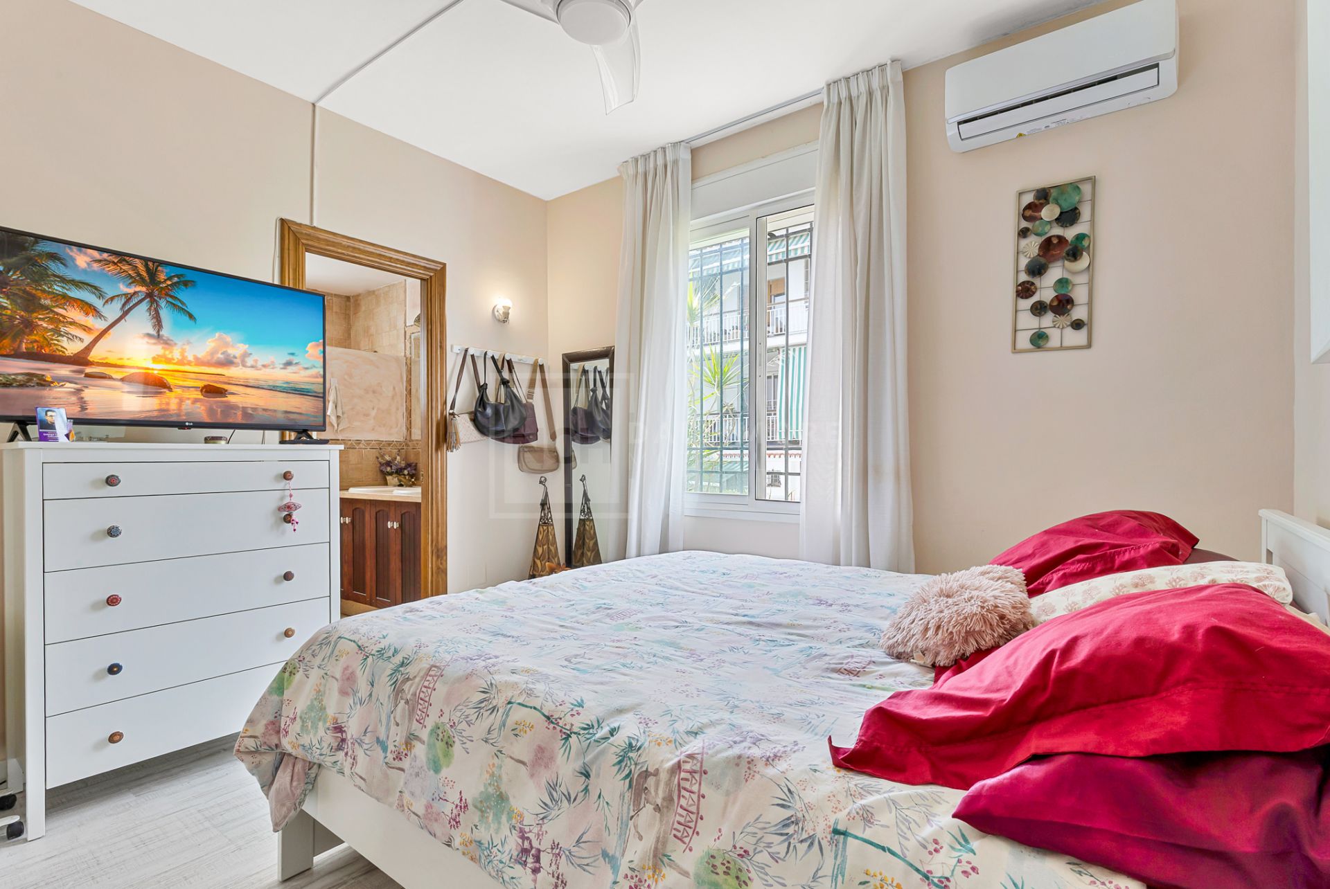 Apartamento en esquina de 4 dormitorios con terraza de 50 m² en la Milla de Oro (Nagüeles).