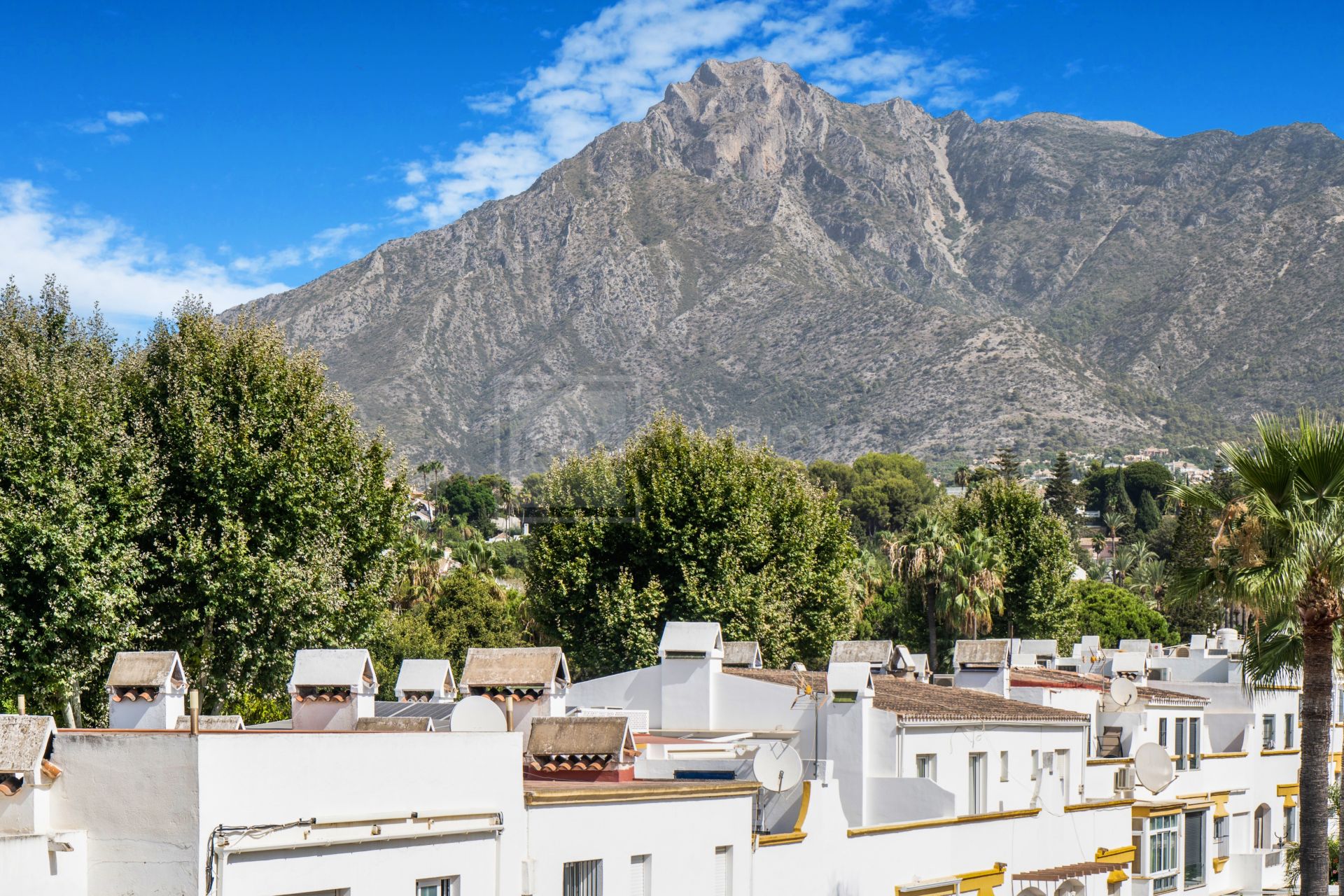 Hermosa playa de primera línea, casa de cuatro dormitorios en la prestigiosa comunidad de Marbellamar, en Marbella Milla de Oro