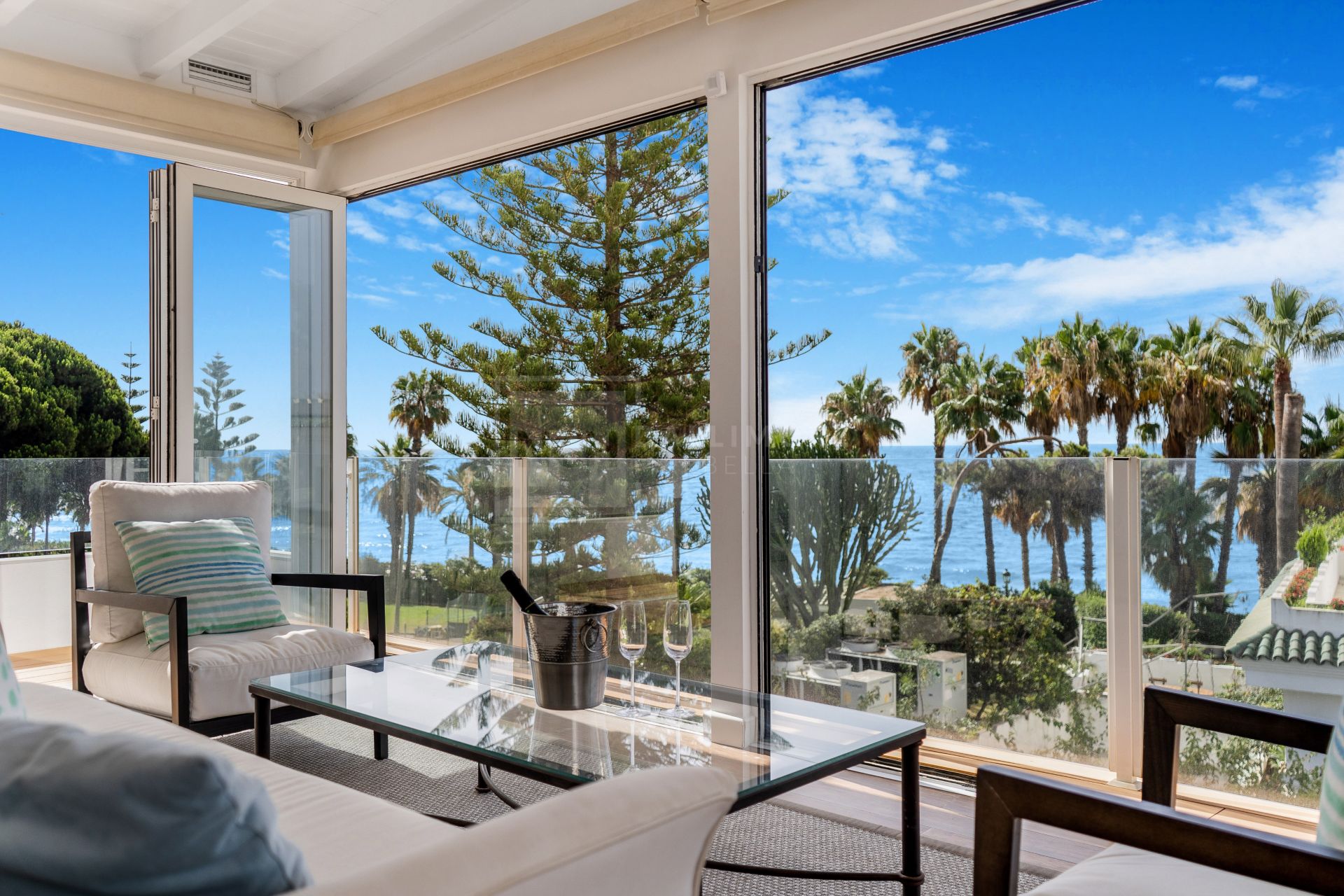 Hermosa playa de primera línea, casa de cuatro dormitorios en la prestigiosa comunidad de Marbellamar, en Marbella Milla de Oro
