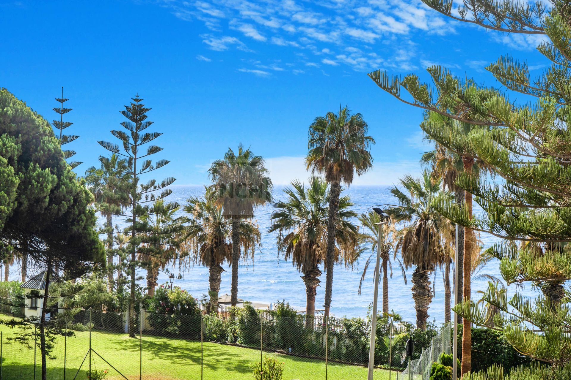 Hermosa playa de primera línea, casa de cuatro dormitorios en la prestigiosa comunidad de Marbellamar, en Marbella Milla de Oro
