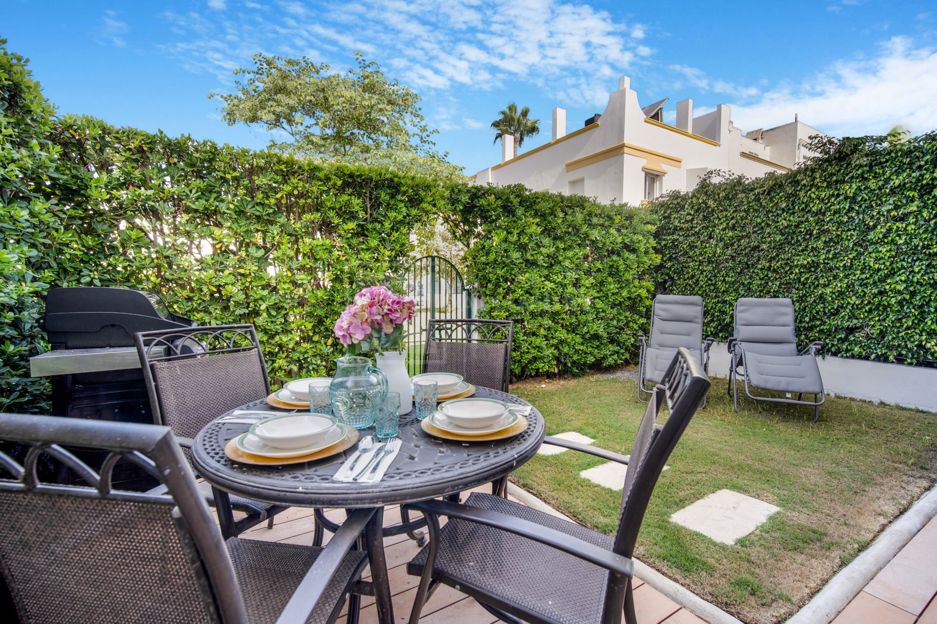 Hermosa playa de primera línea, casa de cuatro dormitorios en la prestigiosa comunidad de Marbellamar, en Marbella Milla de Oro