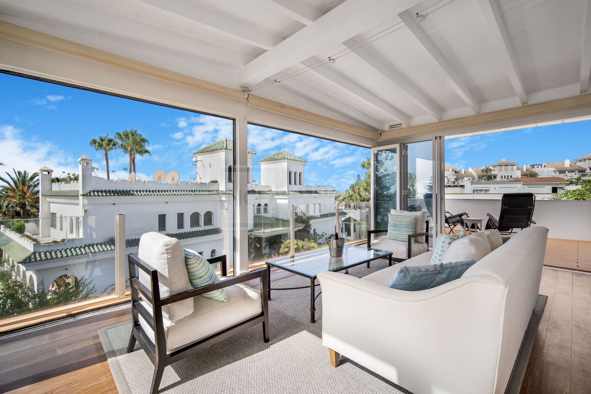 Hermosa playa de primera línea, casa de cuatro dormitorios en la prestigiosa comunidad de Marbellamar, en Marbella Milla de Oro