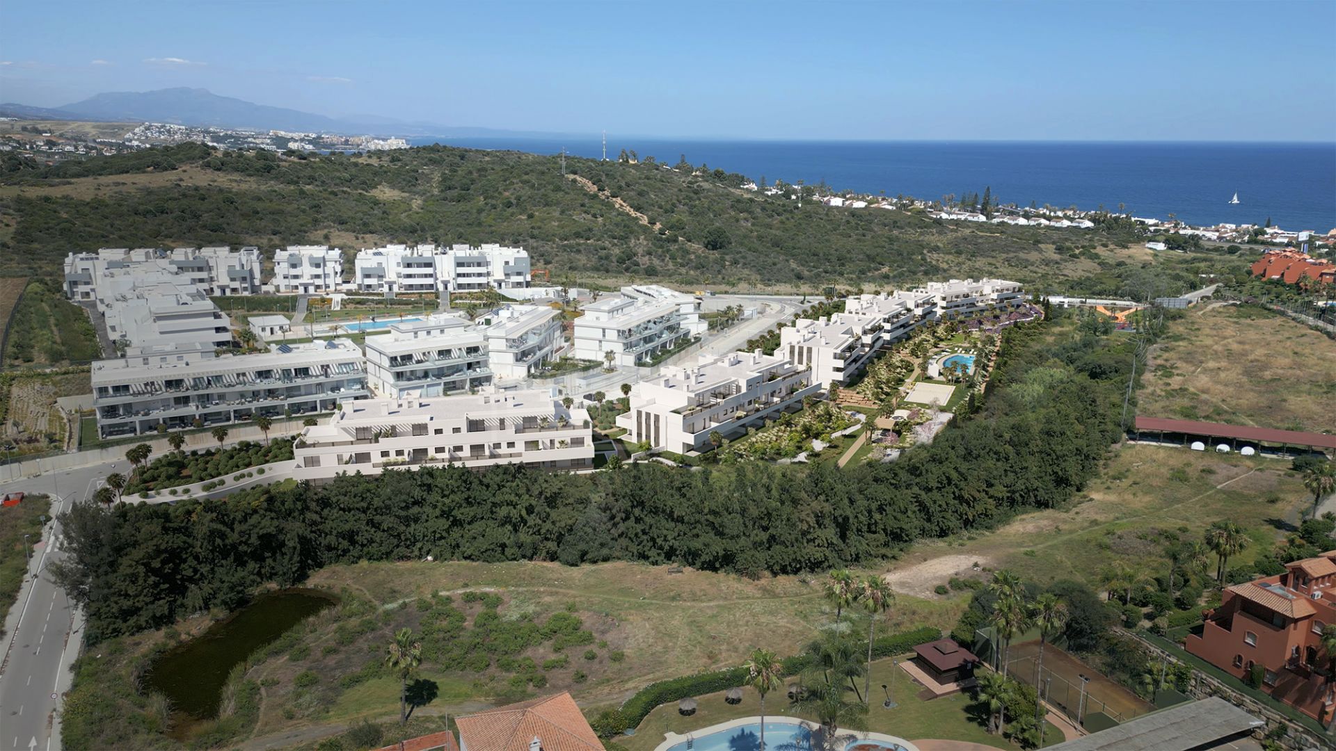 Soleada elegancia mediterránea con vistas abiertas y comodidades excepcionales