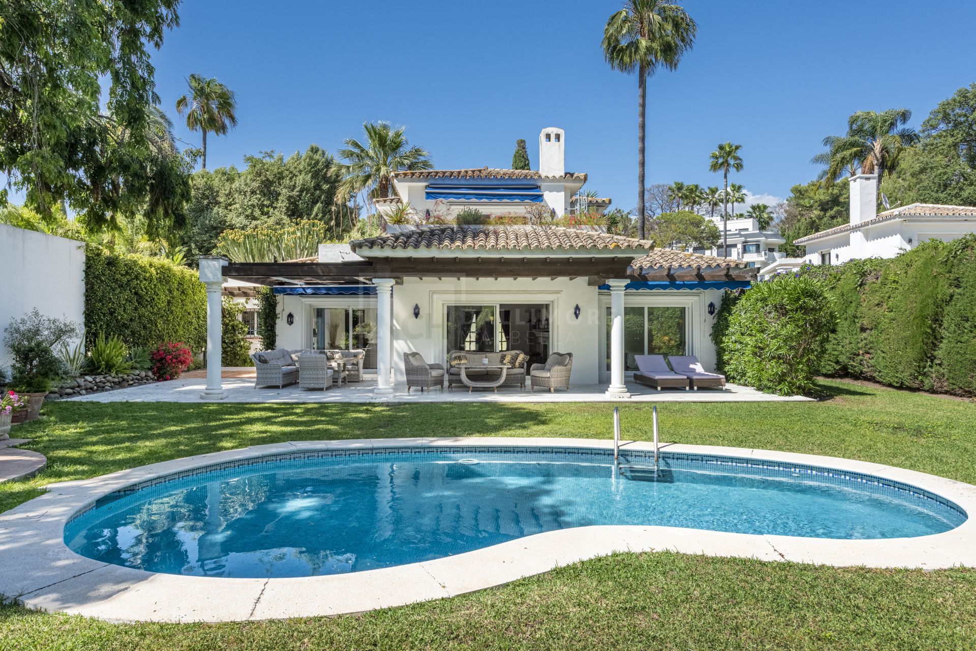 Villa de Estilo Andaluz Ubicada en Nueva Andalucía