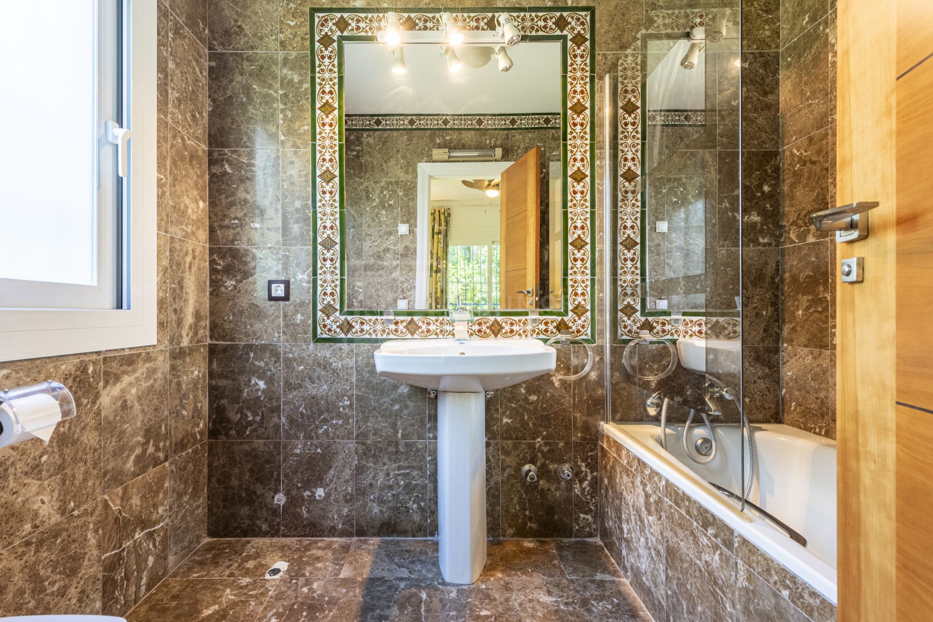 Villa de Estilo Andaluz Ubicada en Nueva Andalucía