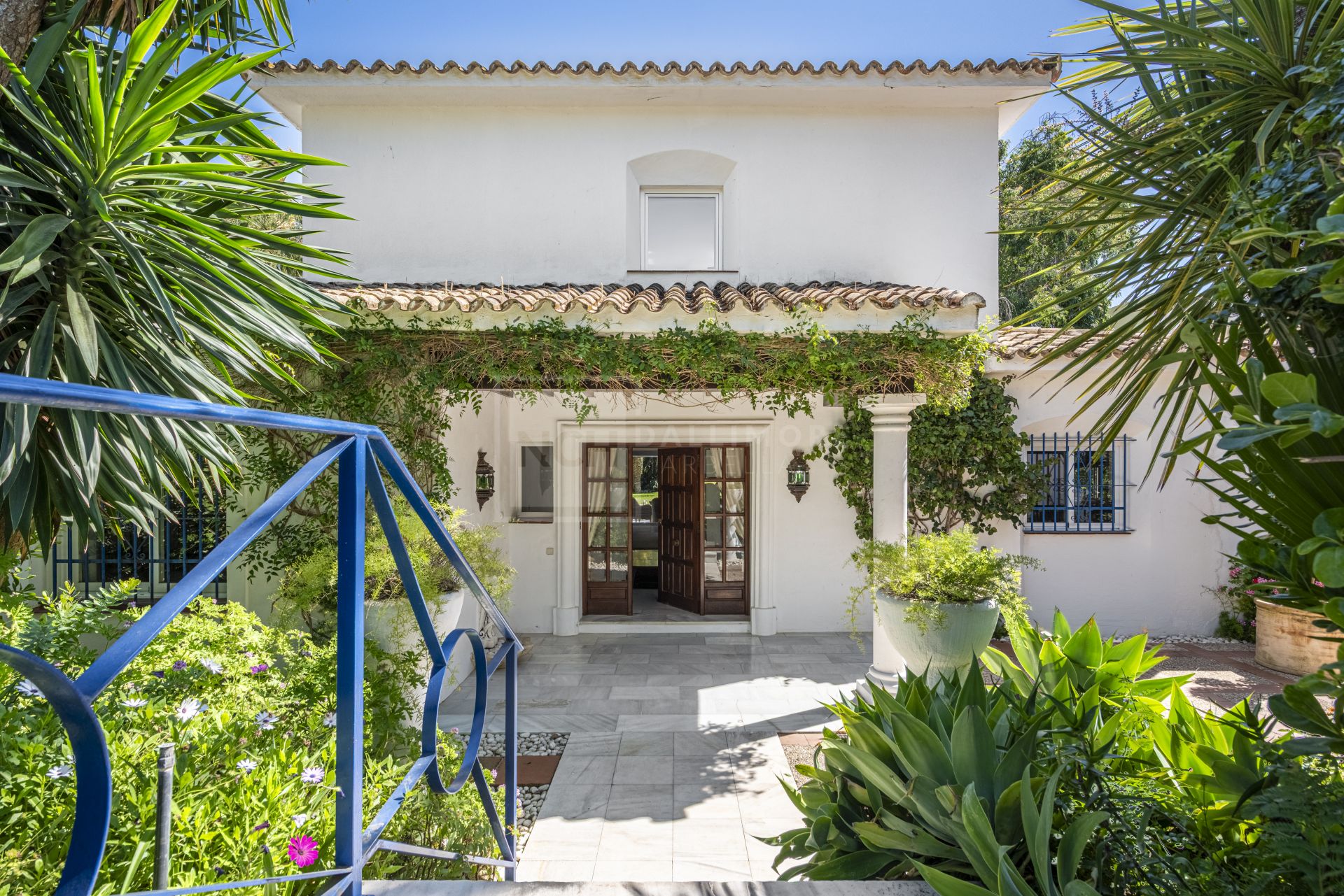 Villa de Estilo Andaluz Ubicada en Nueva Andalucía