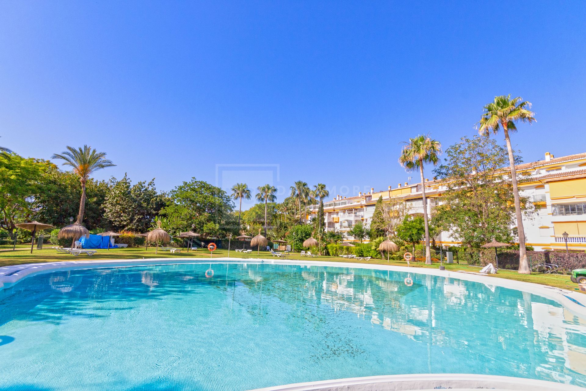 Venta y Alquiler apartamento planta baja con Jardín privado, Dama de Noche