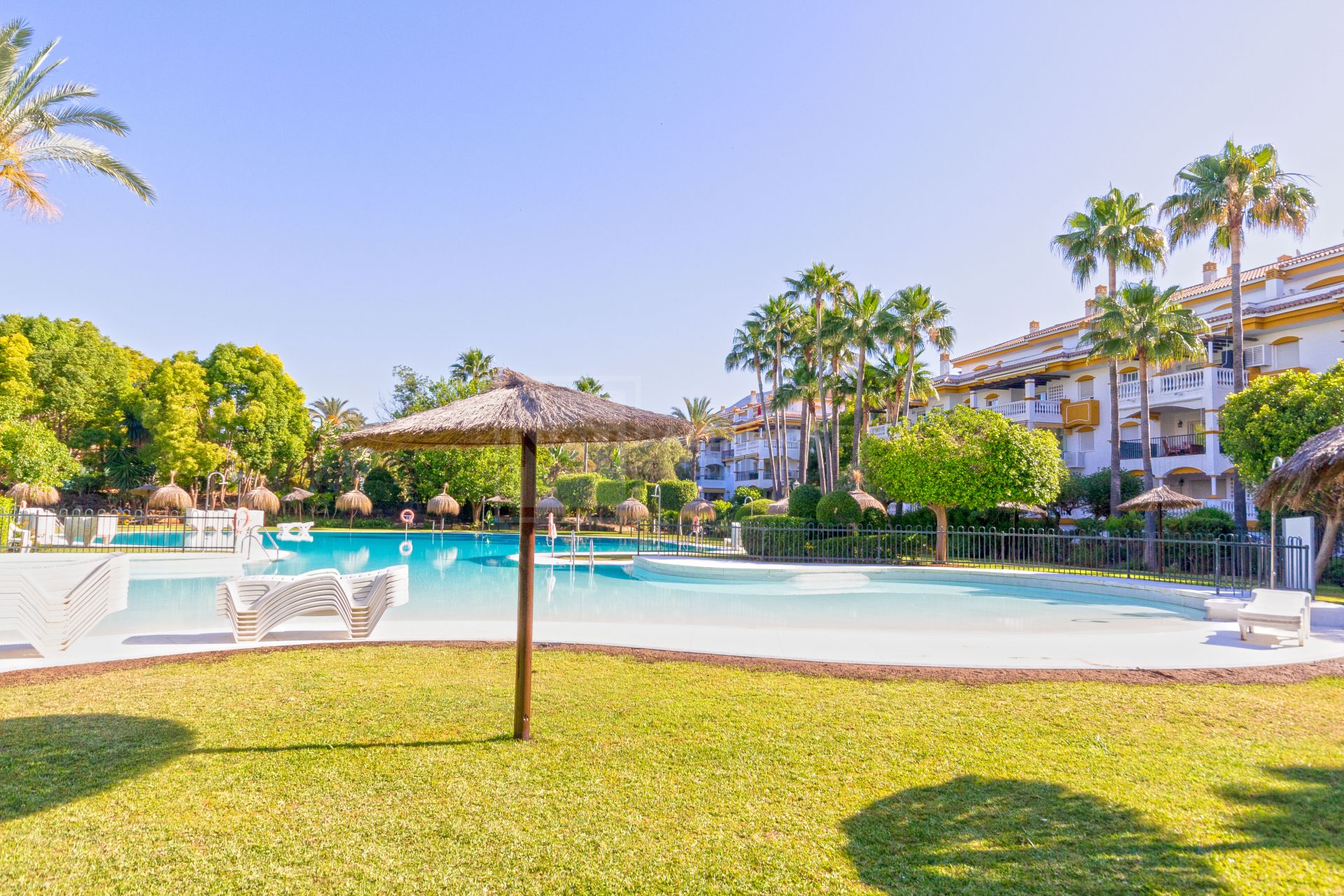 Venta y Alquiler apartamento planta baja con Jardín privado, Dama de Noche