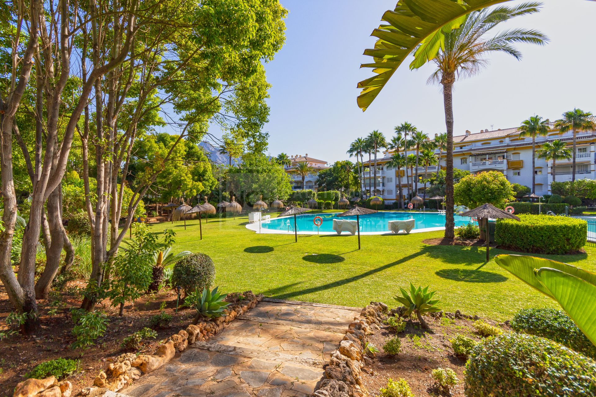 Venta y Alquiler apartamento planta baja con Jardín privado, Dama de Noche