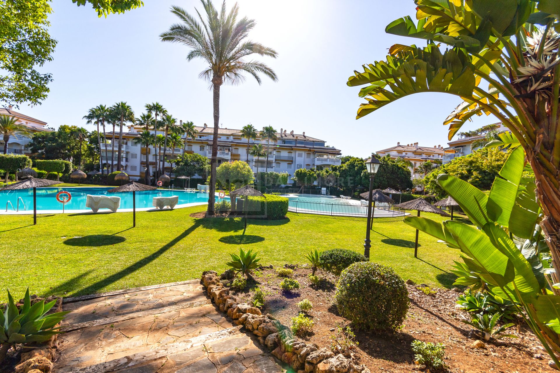 Venta y Alquiler apartamento planta baja con Jardín privado, Dama de Noche