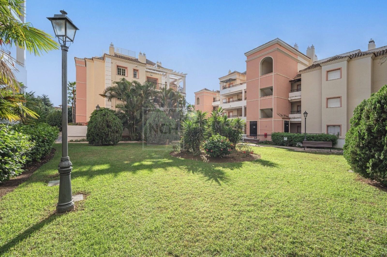 Exquisito Apartamento de 2 Dormitorios en Marbella River Garden