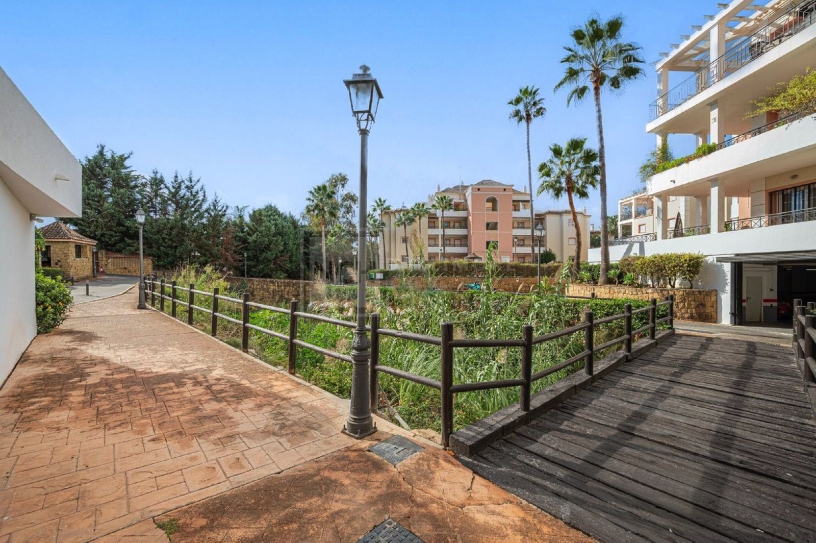 Exquisito Apartamento de 2 Dormitorios en Marbella River Garden