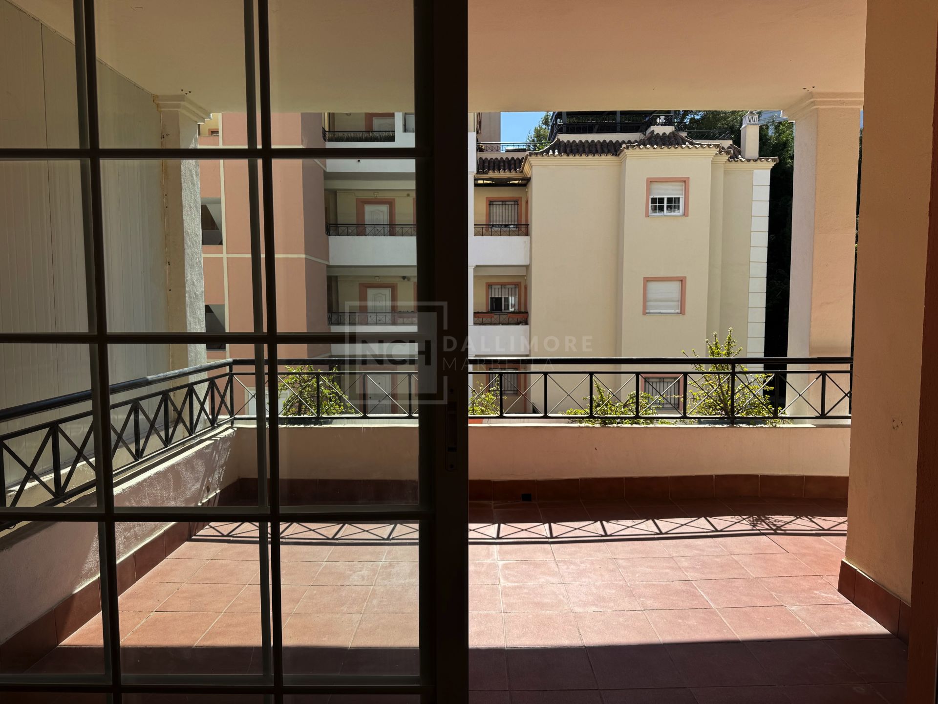 Exquisito Apartamento de 2 Dormitorios en Marbella River Garden