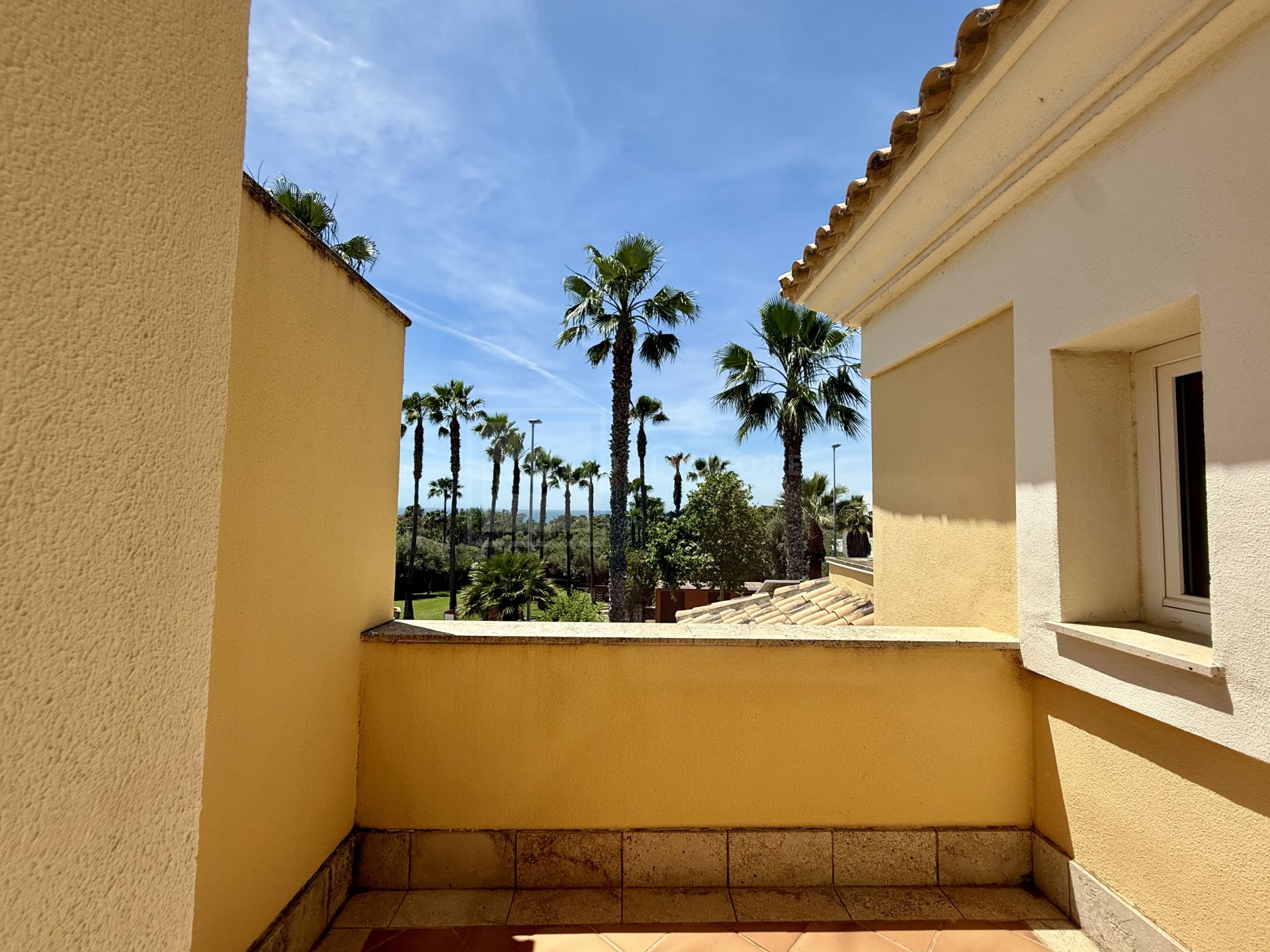 EXCLUSIVO ADOSADO EN SANTA CLARA CON VISTAS ABIERTAS