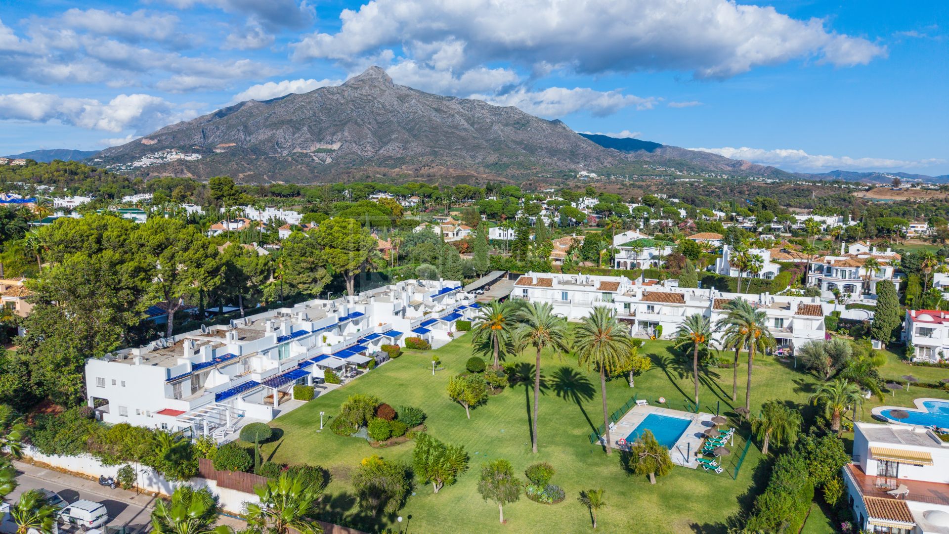 Casa Preciosa, a fully refurbished 4-bedroom, spacious townhouse in The Golf Valley of Nueva Andalucia, Marbella