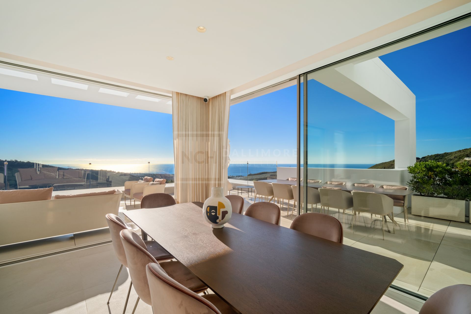 Ático Dúplex Contemporáneo con Vistas Panorámicas al Mar y Excepcionales Espacios Exteriores