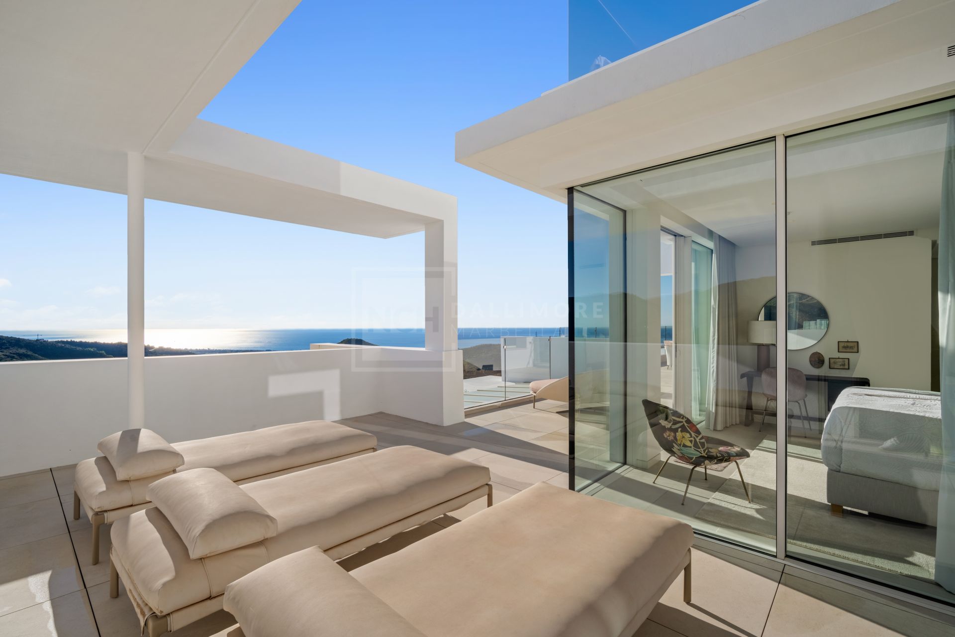 Ático Dúplex Contemporáneo con Vistas Panorámicas al Mar y Excepcionales Espacios Exteriores