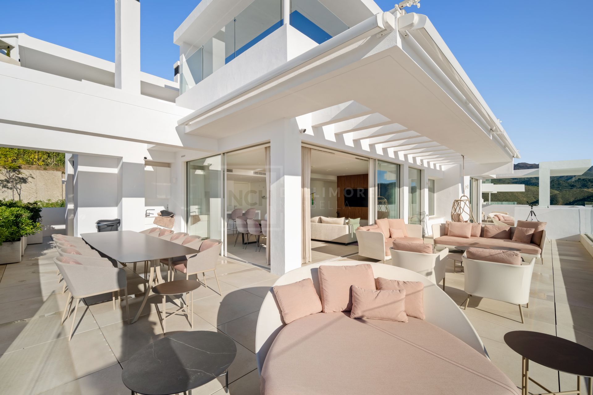 Ático Dúplex Contemporáneo con Vistas Panorámicas al Mar y Excepcionales Espacios Exteriores