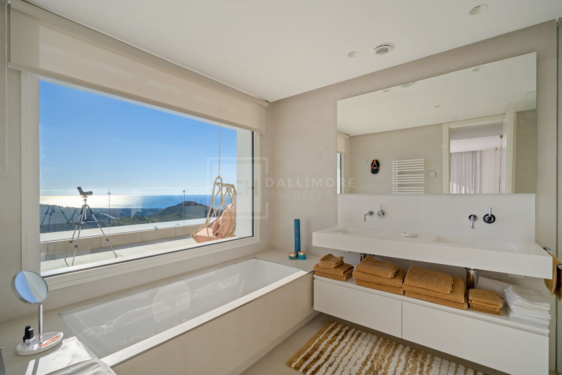 Ático Dúplex Contemporáneo con Vistas Panorámicas al Mar y Excepcionales Espacios Exteriores