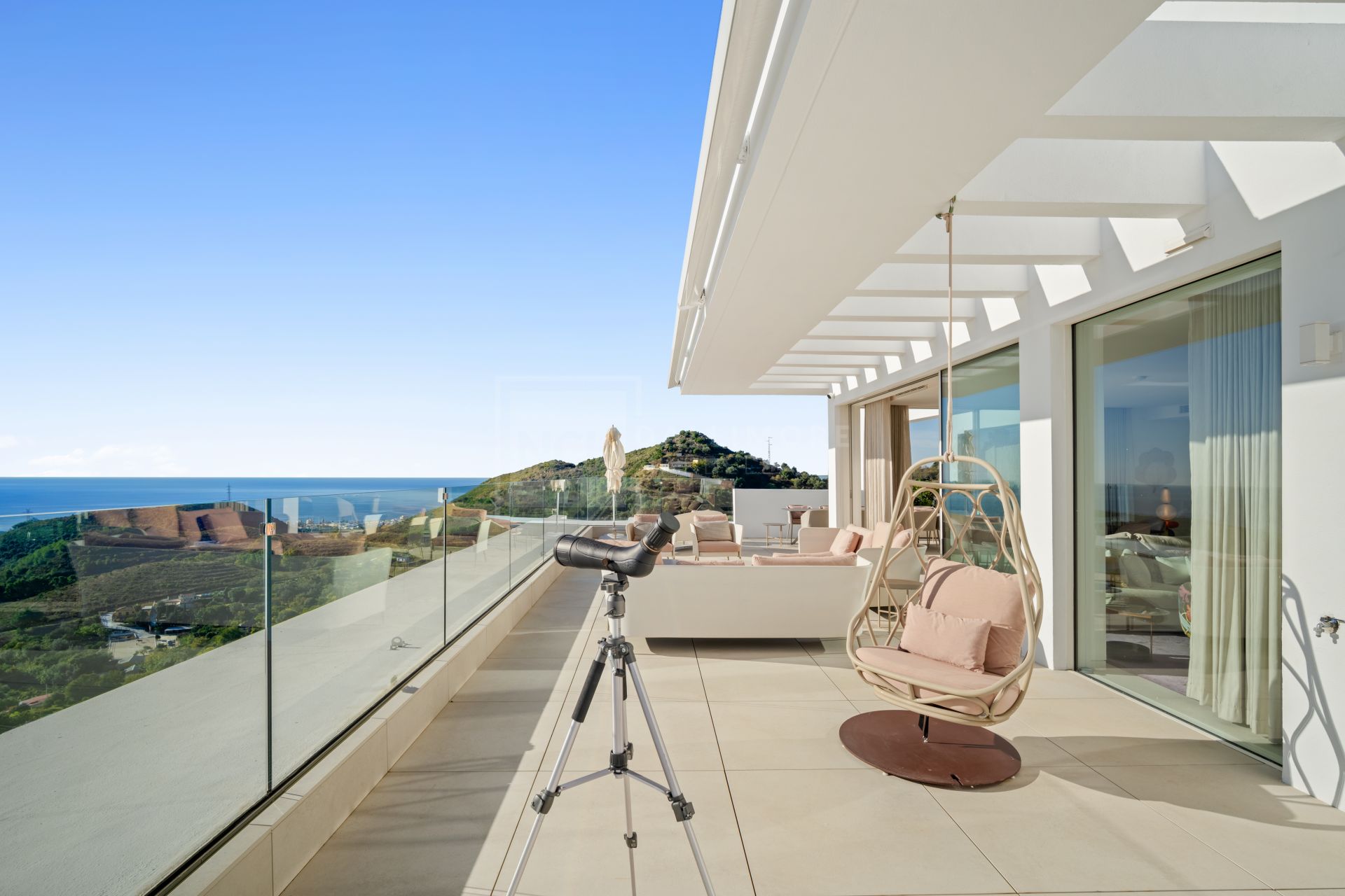 Ático Dúplex Contemporáneo con Vistas Panorámicas al Mar y Excepcionales Espacios Exteriores