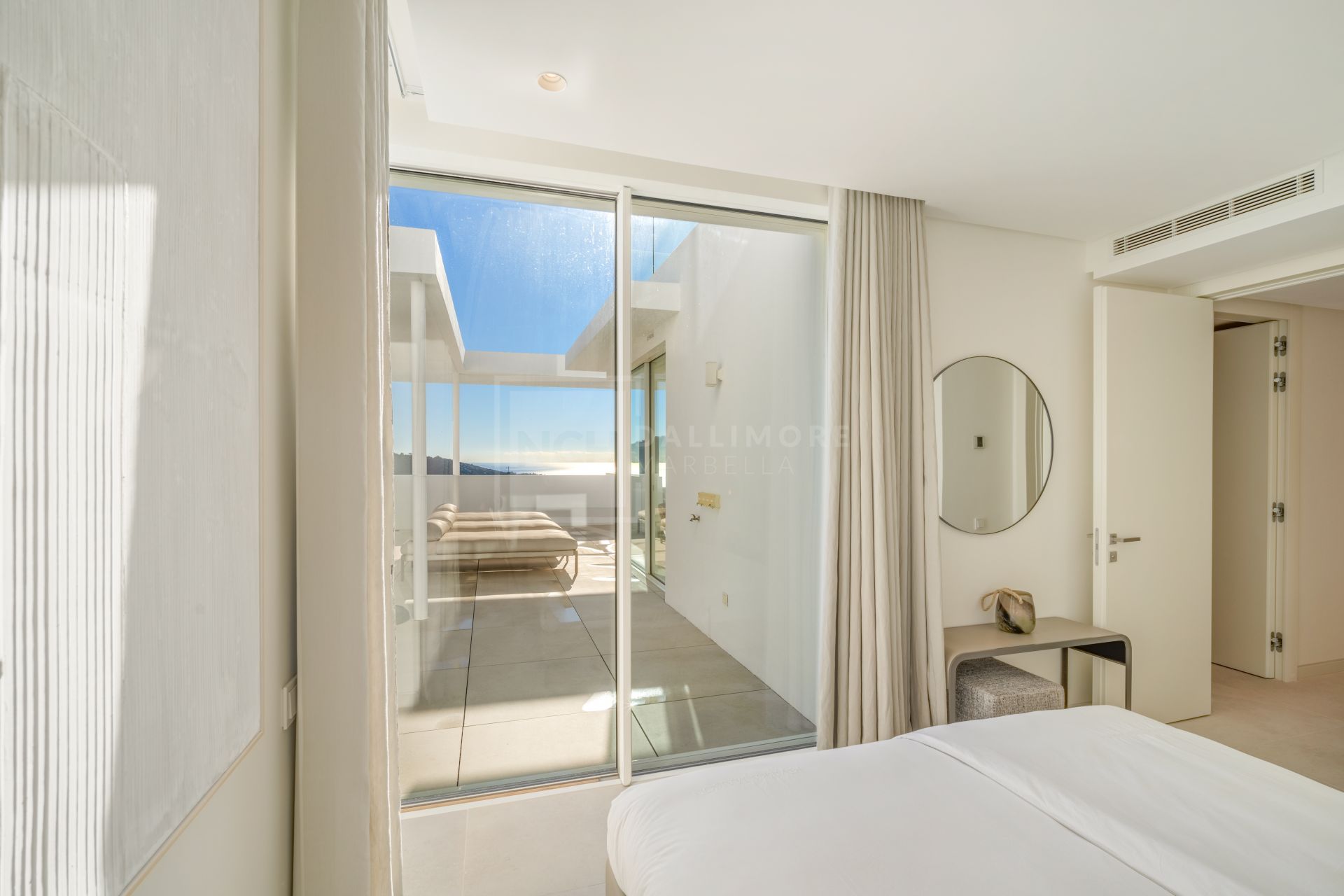 Ático Dúplex Contemporáneo con Vistas Panorámicas al Mar y Excepcionales Espacios Exteriores