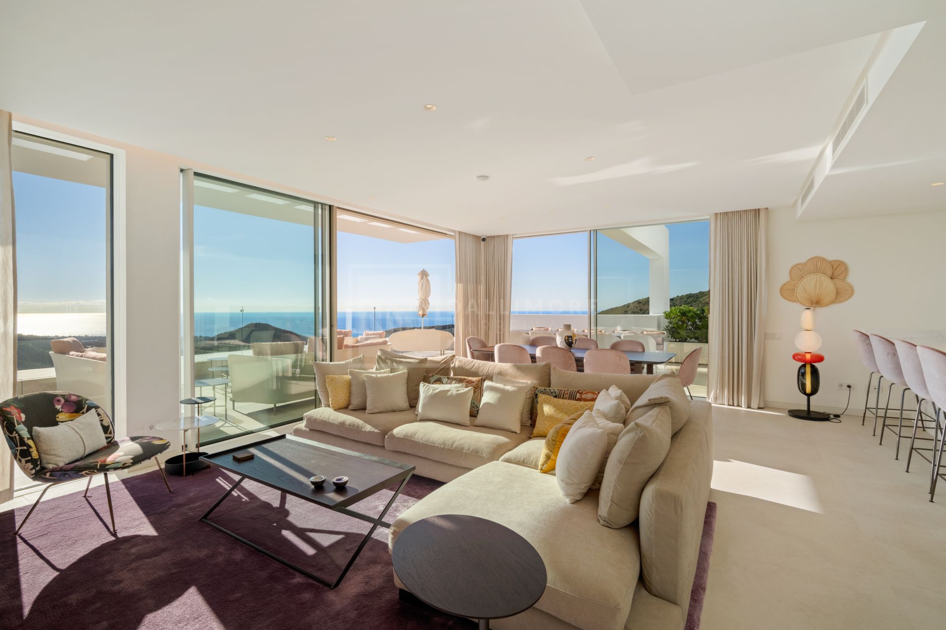Ático Dúplex Contemporáneo con Vistas Panorámicas al Mar y Excepcionales Espacios Exteriores