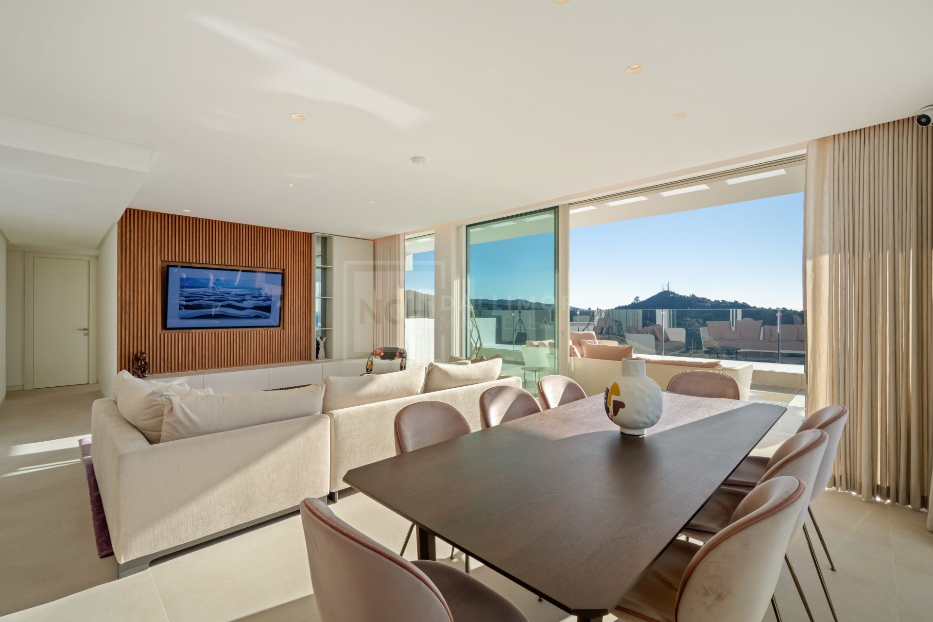 Ático Dúplex Contemporáneo con Vistas Panorámicas al Mar y Excepcionales Espacios Exteriores